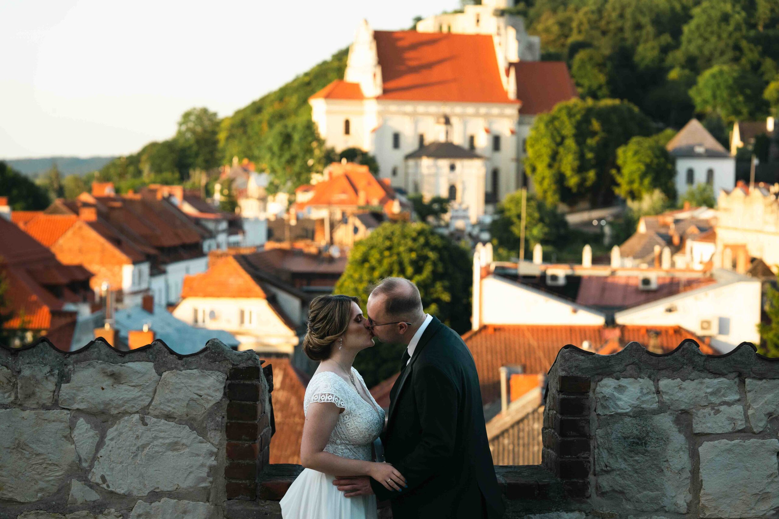 Para Młoda całuje się w Kazimierzu Dolnym