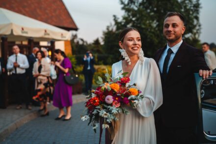 Panna Młoda wysiada ze ślubnego auta