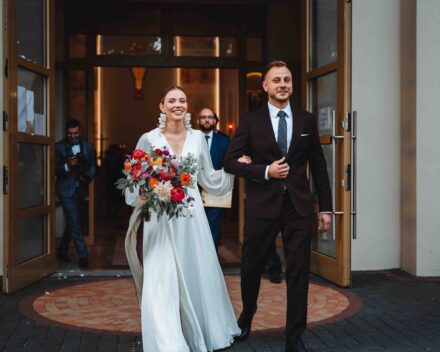 Para Młoda wychodzi z kościoła.