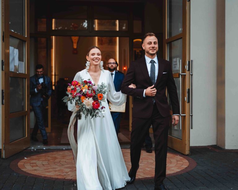 Para Młoda wychodzi z kościoła.