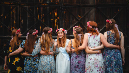 Panna Młoda obejmuje swoje przyjaciółki w trakcie wieczoru panieńskiego.