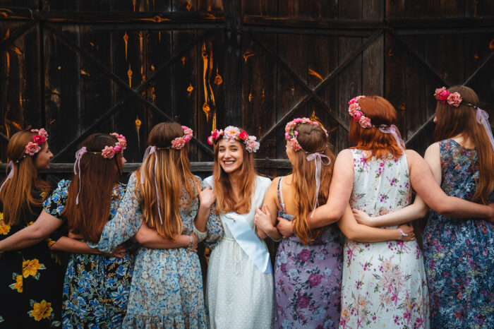 Panna Młoda obejmuje swoje przyjaciółki w trakcie wieczoru panieńskiego.