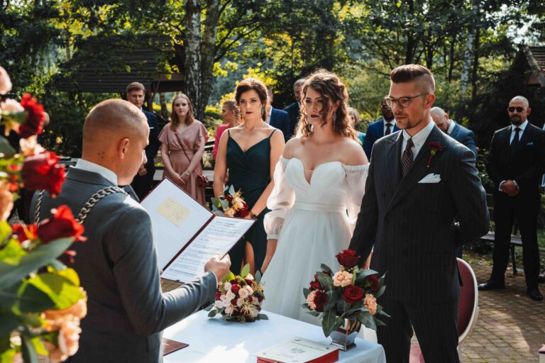 Para Młoda w trakcie ślubu humanistycznego.