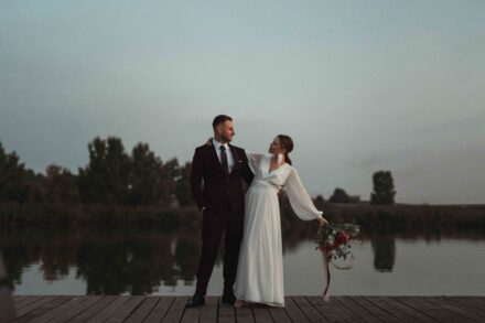 Fotografia ślubna pary młodej nad zalewem