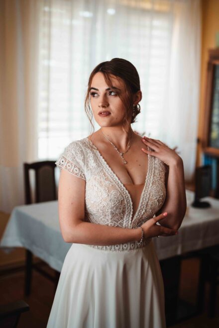 Panna Młoda podczas przygotowań pozuje dla fotografa ślubnego.