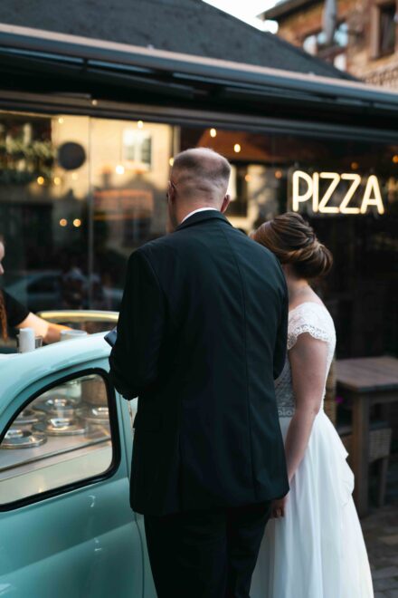 Para młoda kupuje lody w pobliskiej pizzerii.