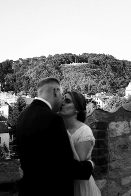 Para Młoda całuje się w Kazimierzu Dolnym na wzgórzu klasztornym. W tle widać górę trzech krzyży.