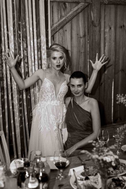 Panna Młoda ze swoją starszą przy stole prezydialnym.