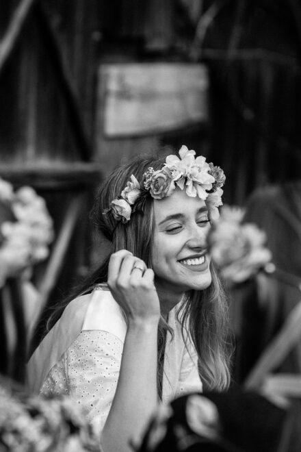 Roześmiana Panna Młoda z druhenkami w trakcie wieczoru panieńskiego.