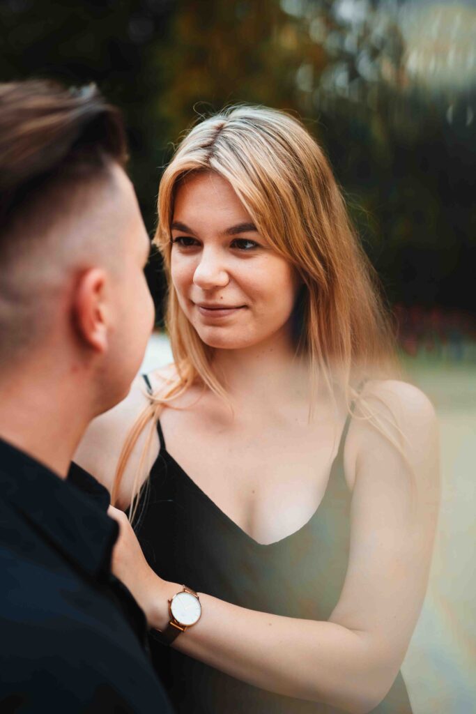 Para narzeczonych siedzi na ławce w parku.