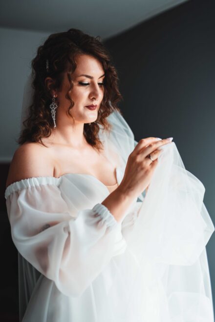 Panna Młoda w swoim pokoju przygotowuje się do ślubu.