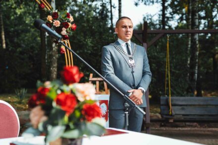 Urzędnik Państwowy oczekuje na parę młodą w celu przeprowadzenia ślubu humanistycznego.